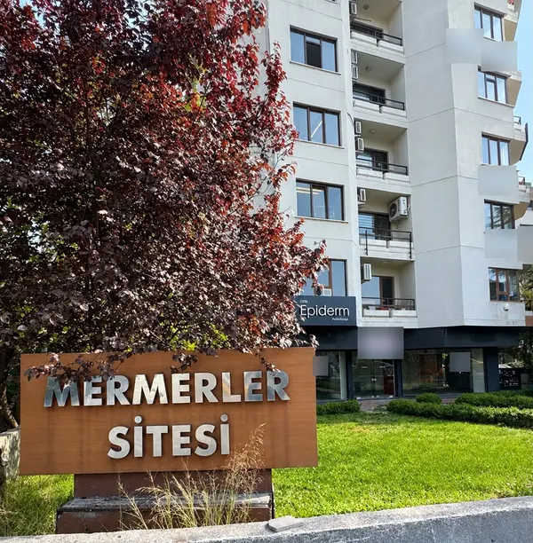 Caddeden görünüm: Mermerler Sitesi tabelası, arkadaki binada Epiderm tabelası
