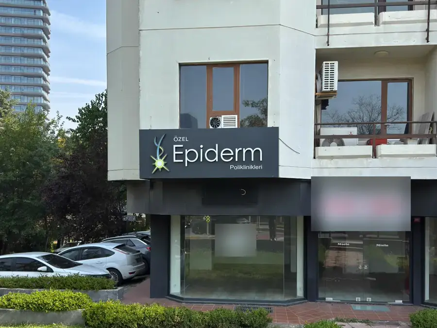 Epiderm Etiler Şubesi'nin bulunduğu binanın önü ve Özel Epiderm Poliklinikleri tabelası